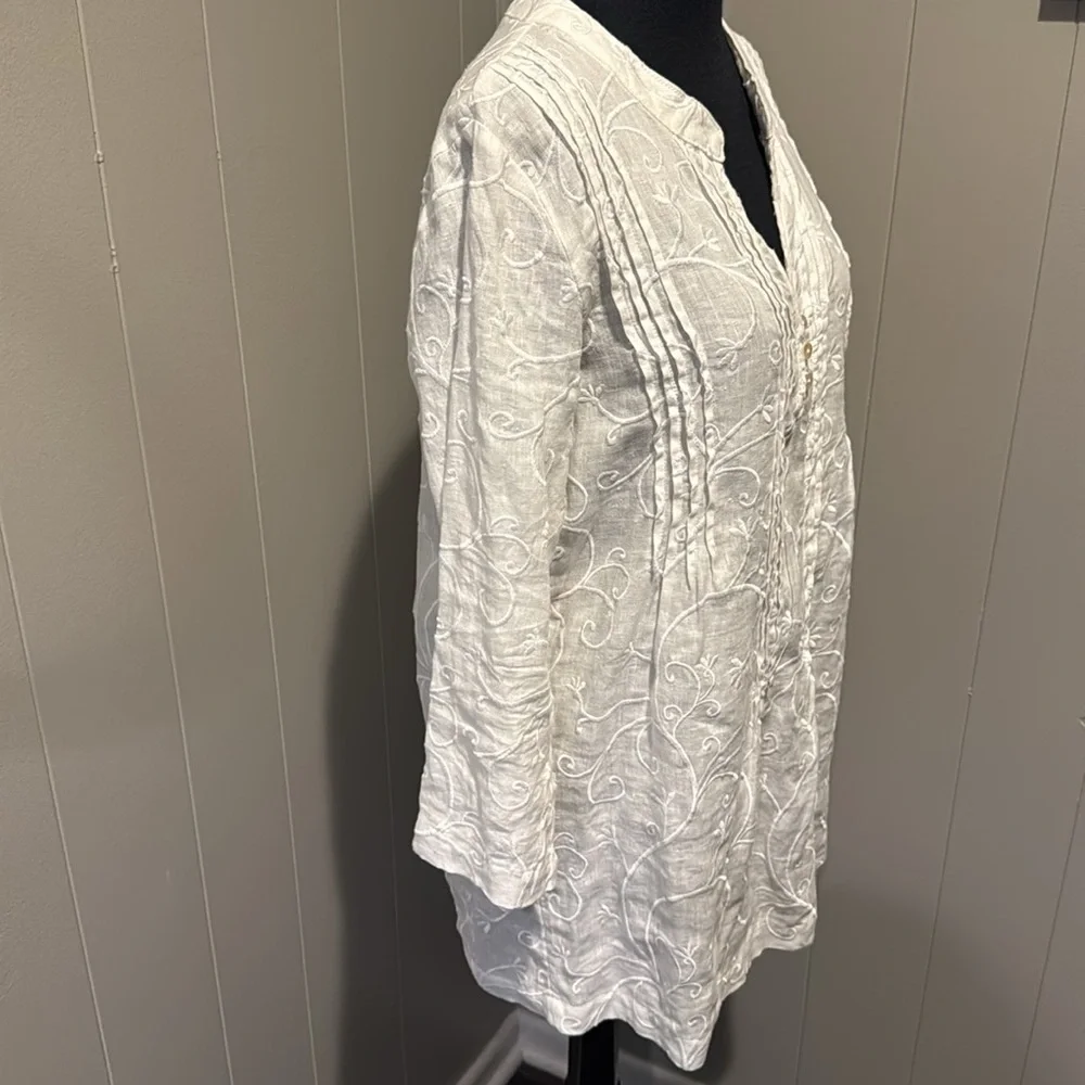 St. Tropez white linen embroider split neckline tuxedo pleated tunic. New. Small